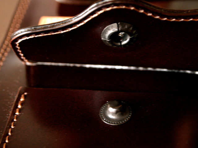 フライトジャケットA2をモチーフにしたコードバン製革財布、フライトウォレット