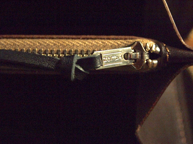 タロンファスナー仕様の本革製長財布のコインケース部分