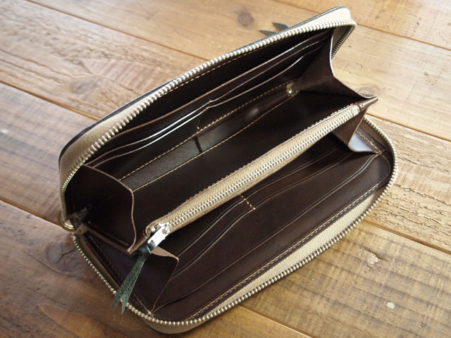 タロンファスナー仕様の本革製長財布の内装