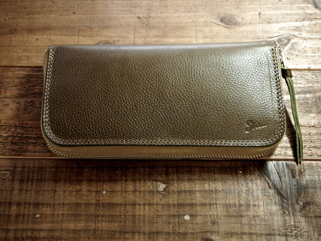 タロンファスナー仕様の本革製長財布。革はアリゾナ