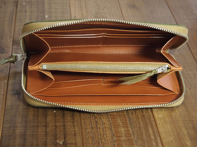 タロンファスナー仕様の本革製長財布の内装