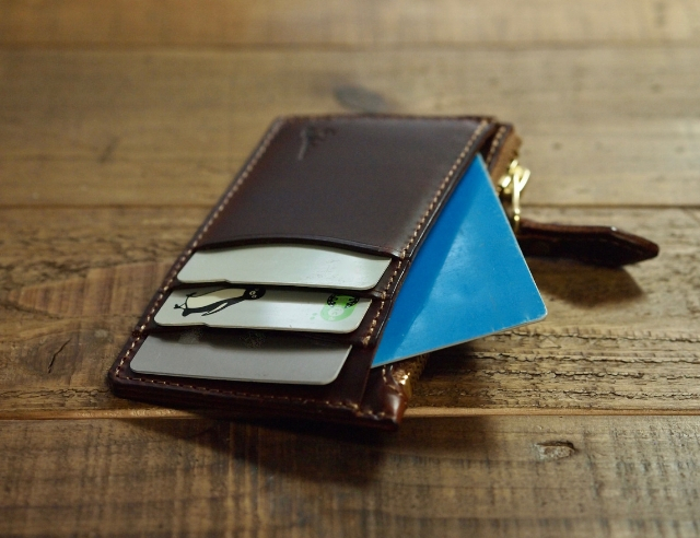 小銭とカードが入るコンパクトな革財布